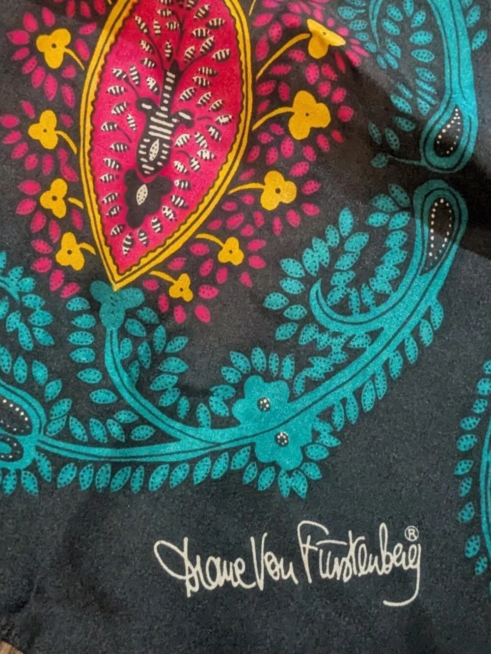 Diane Von Furstenberg Gorgeous Vibrant 100% Silk Wrap Scarf